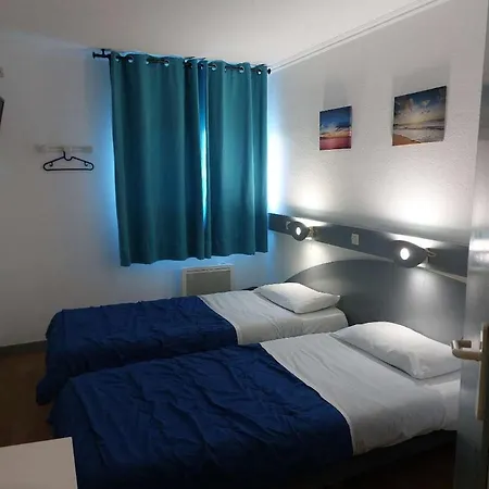 Airport Hotel *