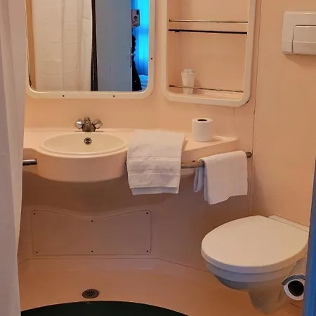 Airport Hotel *
